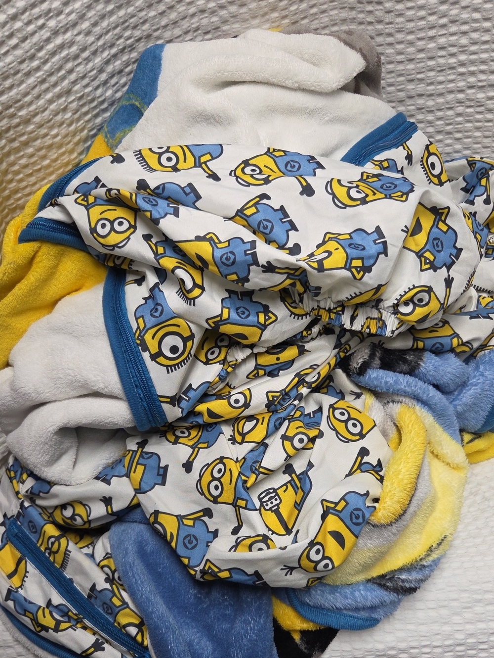 Zip It Twin Sheet With Fleece Blanket On Top